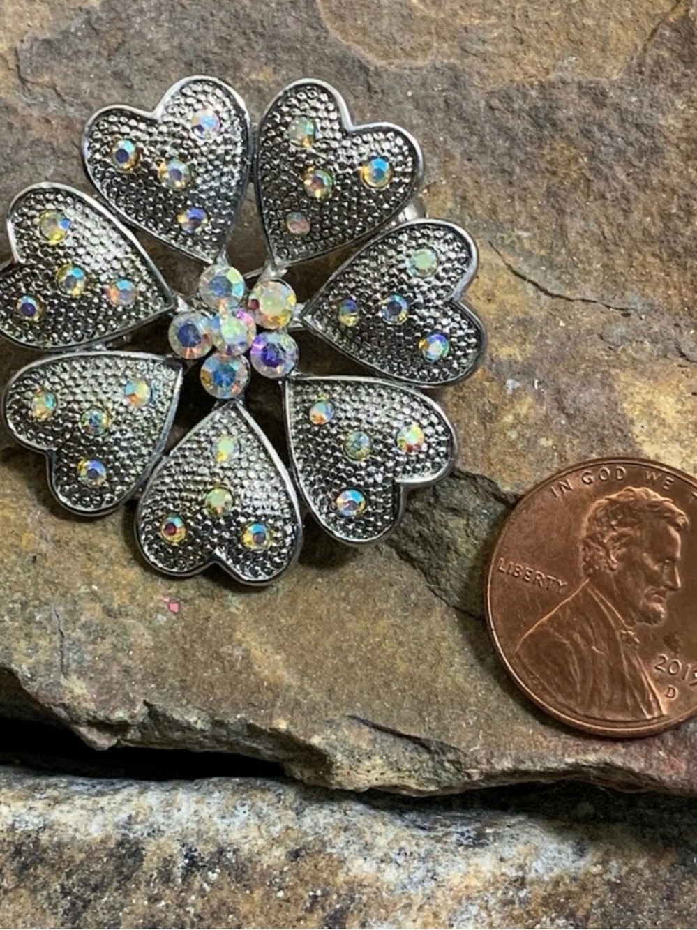 1960s Seven Heart Aurora Borealis Rhinestone flower brooch - Picture 5 of 5